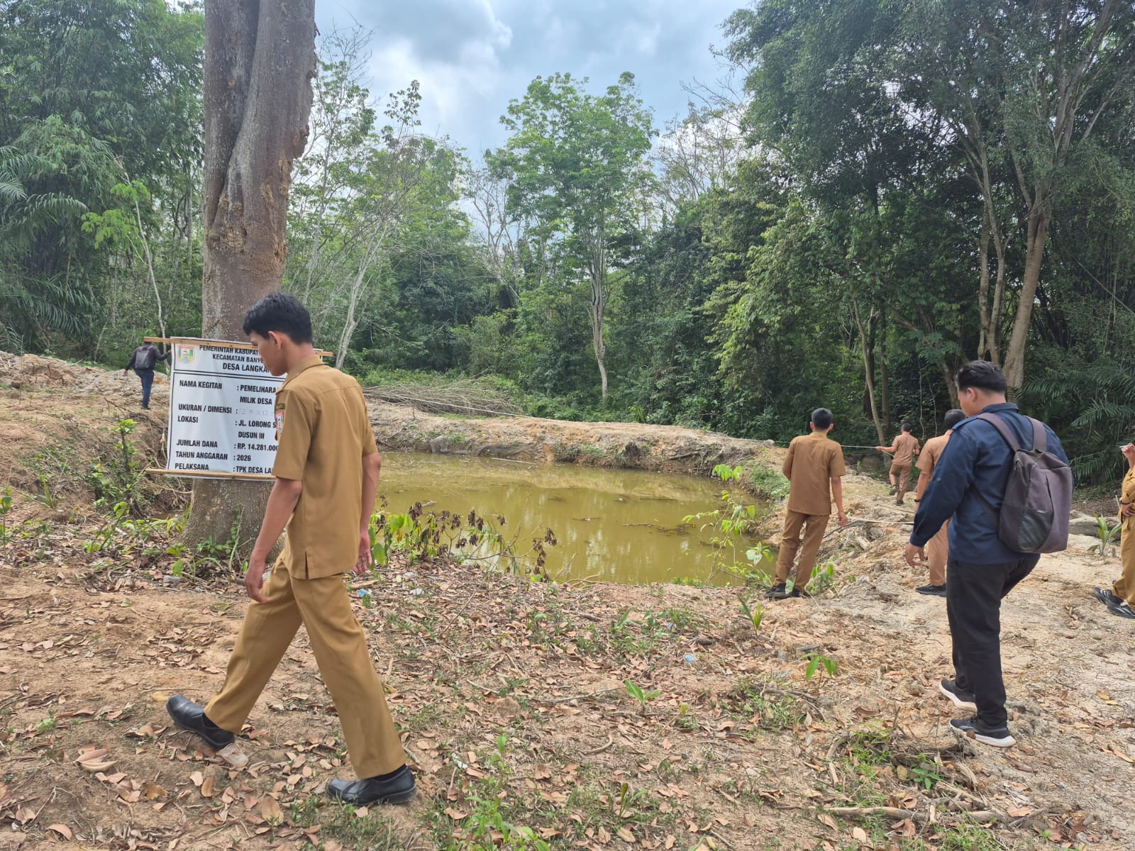 PENINJAUH LAHAN EMBUNG DESA
